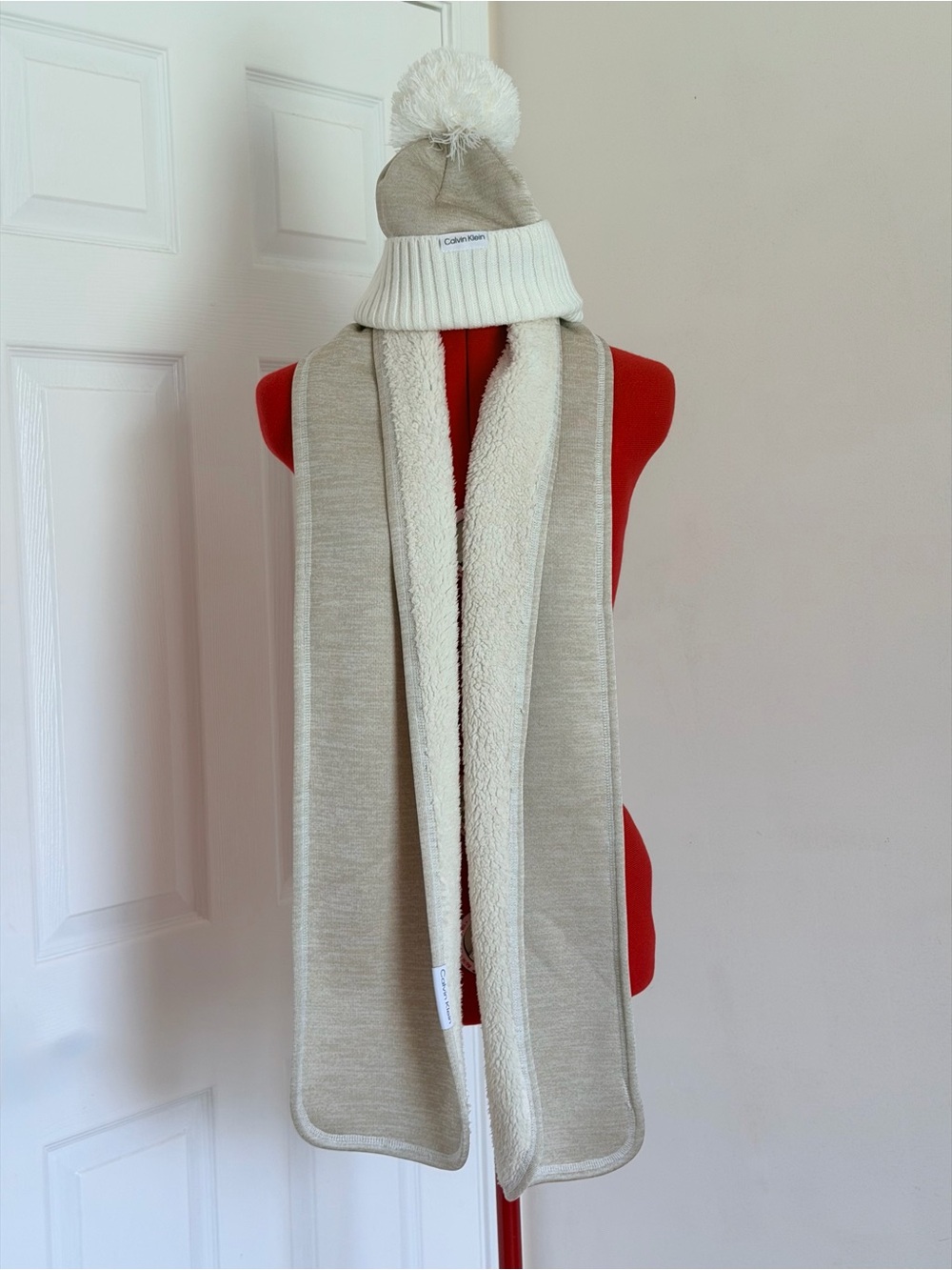 NWOT Calvin Klein Winter Hat & Scarf Set Cream Pom-Pom Beanie Sherpa Fleece